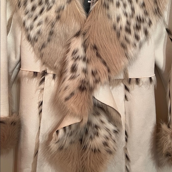 Donna Salyers. Fabulous Furs.  Faux Lynx Fur Trimmed Coat. Size S. Off White - Picture 4 of 9